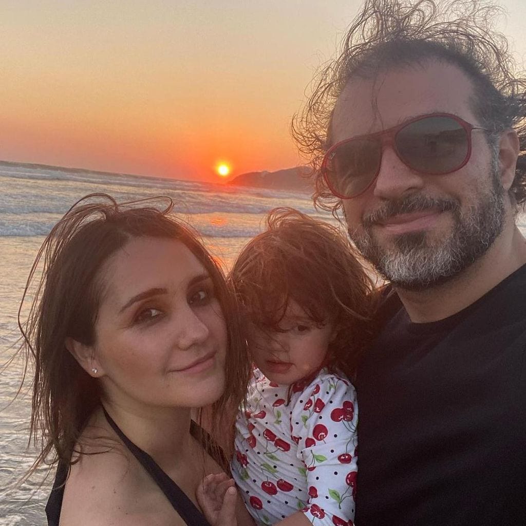 Dulce María con su esposo e hija