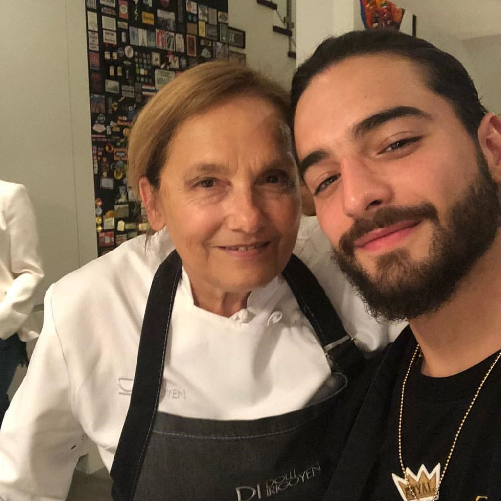 Dolli junto a Maluma, una de las tantas celebridades con las que ha cocinado