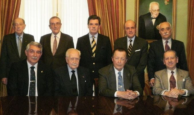 El infante don Carlos junto a una representación de la Junta Directiva de la Real Asociación de Hidalgos de España, en la sede social el 12 de mayo de 2010. De izquierda a derecha, fila superior: el Marqués de Selva Alegre, el Conde de Gaviria, Manuel Ladrón de Guevara e Isasa, Mario Jaramillo Contreras y Ampelio Alonso de Cadenas. Fila inferior: Fernando González de Canales y Ruiz, el Conde de Villarreal, el Duque de Calabria y Manuel Pardo de Vera y Díaz © Real Asociación de Hidalgos de España
