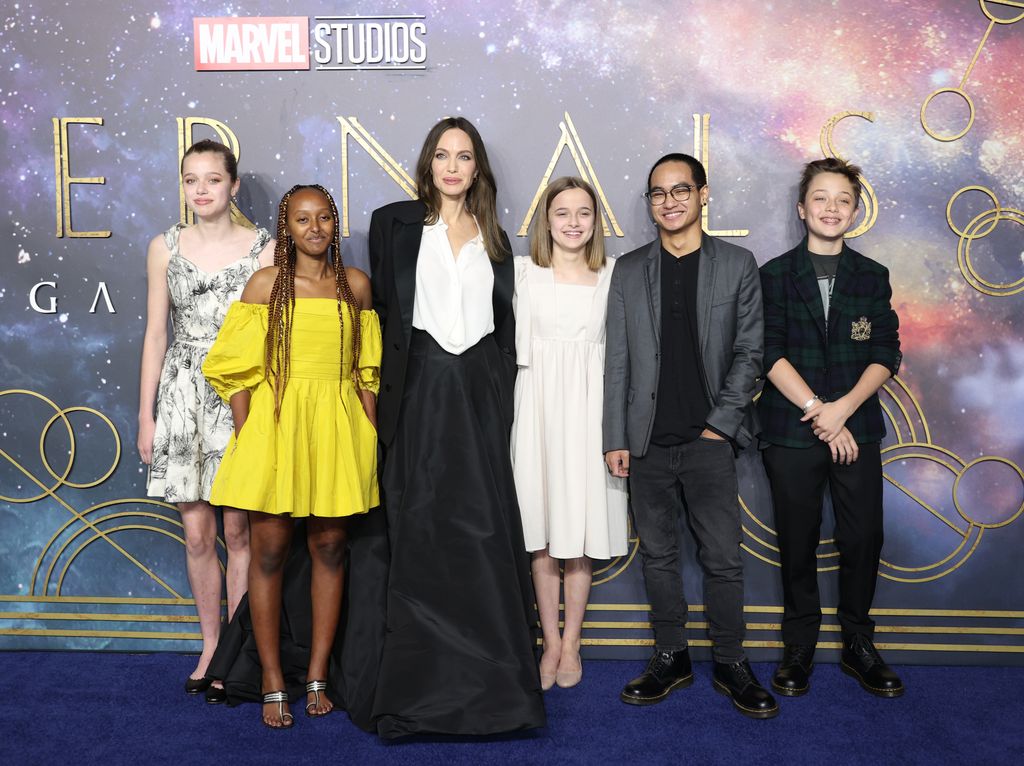 Angelina Jolie con sus hijos en el estreno de Eternals en Londres el 27 de octubre de 2021