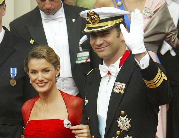 Don Felipe y Letizia regresan a Dinamarca casi once años después de asistir como prometidos a las celebraciones con motivo de la boda real de los príncipes Federico y Mary. En la imagen, bella fotografía de los actuales Reyes durante la boda de los Herederos daneses
