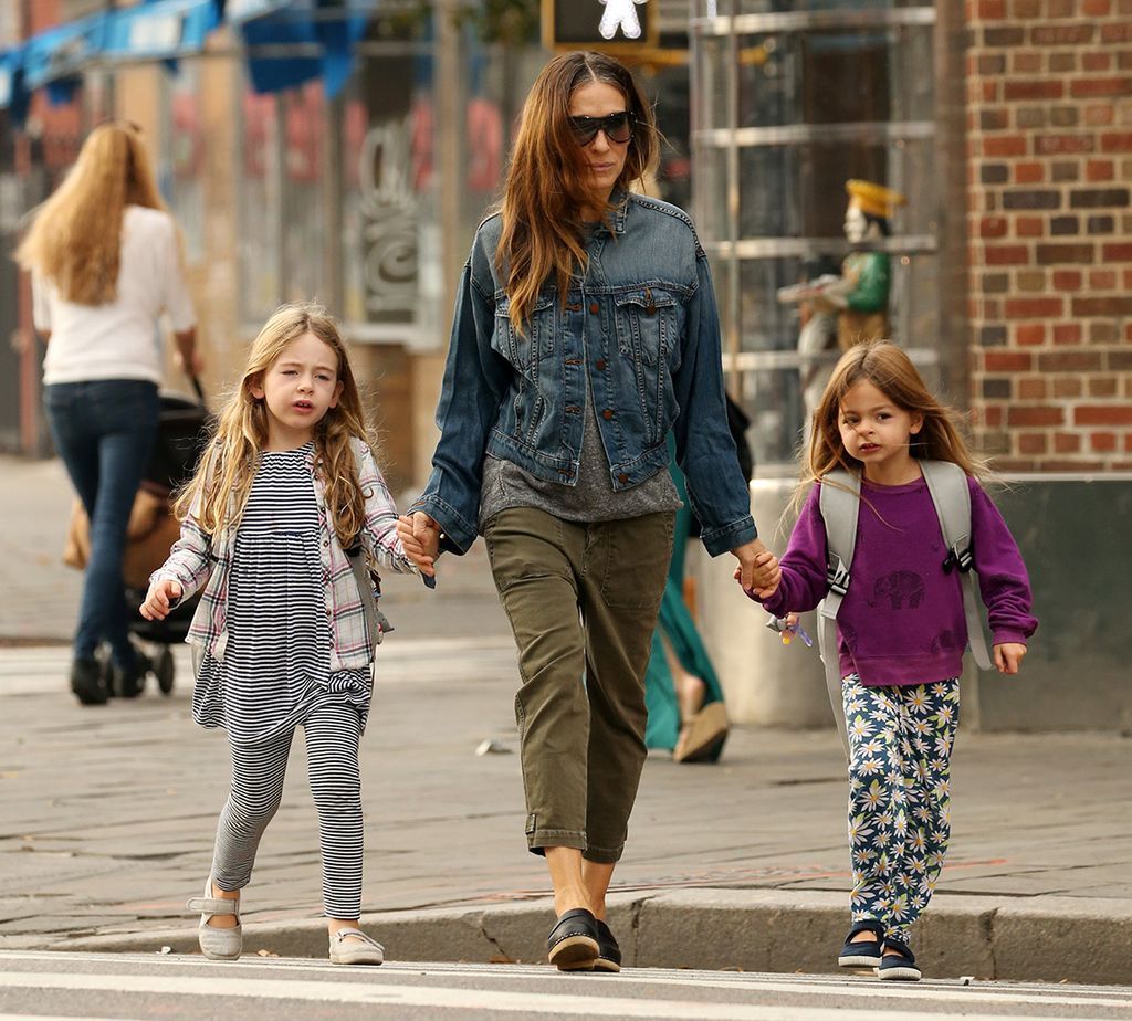 Sarah Jessica Parker con sus hijas Tabitha y Loretta paseando por Nueva York en noviembre de 2015