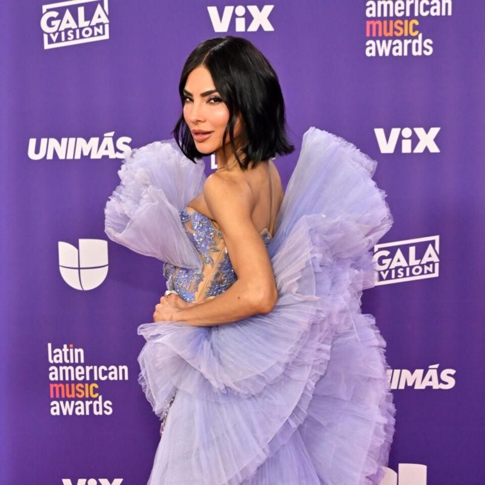 Alejandra Espinoza Posa Con Su Nuevo Look En La Alfombra Roja De Los Latin American Music Awards 3324