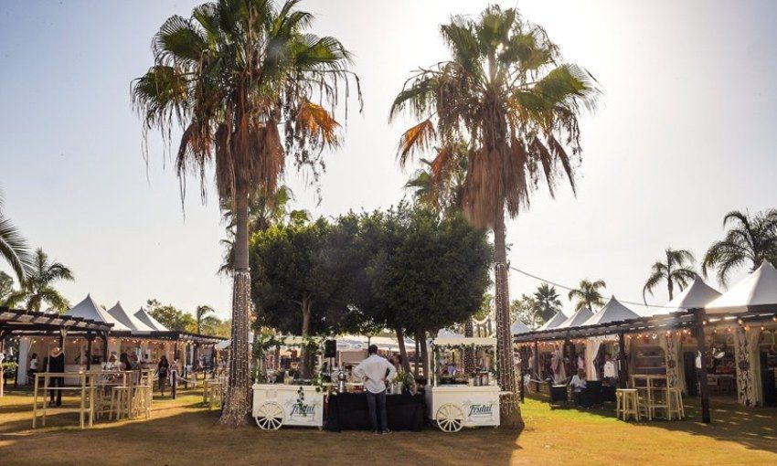 Terrazas en el Shopping Village del Santa María Polo Club.