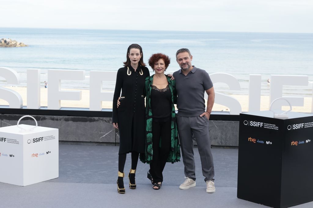 Iciar Bollain con Mireia Oriol y Urko Olazabal en el Festival de Cine de San Sebastián