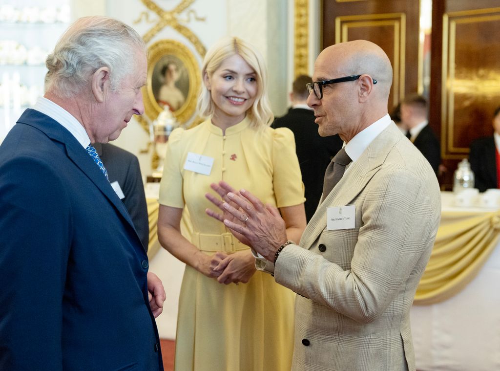 Carlos III conoce a Holly Willoughby y Stanley Tucci en el Palacio de Buckingham en mayo de 2023