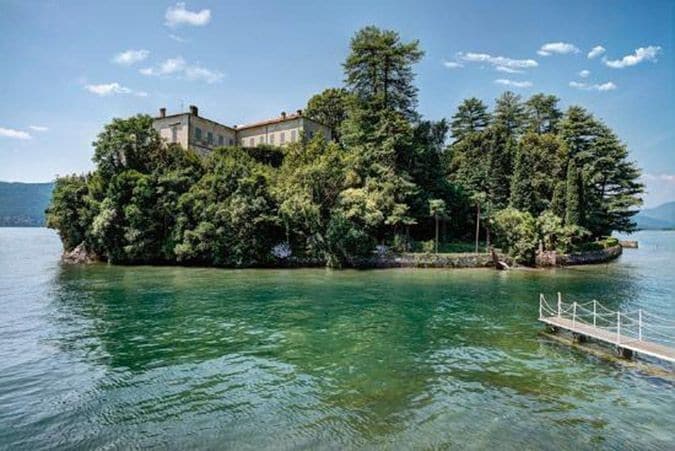 La isolina de San Giovanni es el lugar que ha acogido el enlace, un pequeño paraíso que emerge a 150 metros de la orilla de Pallanza en el lago Maggiore, el segundo más grande de Italia. Este islote, rodeado de espesa vegetación, es la residencia de verano del conde Carlo Borromeo, padre de Beatrice, y es la única que no está abierta al público. Un lugar idílico para una boda, que se ha blindado para la ocasión
