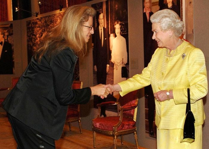 Isabel II saluda a Annie Leibovitz