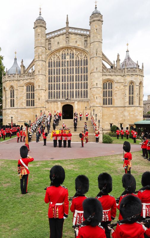 Los restos mortales de Isabel II llegando a la Capilla de San Jorge del Castillo de Windsor