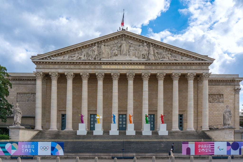 Imagen de la Asamblea Nacional de París con seis esculturas de la Venus de Milo con motivo del inicio de los Juegos Olímpicos de París 2024