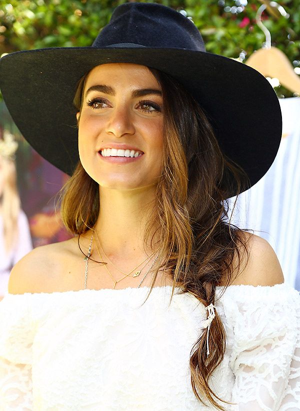 Nos encanta la trenza de lado de Nikki Reed
