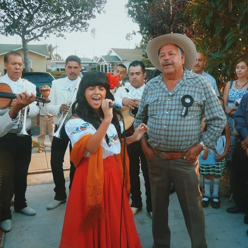 Becky G y su abuelo Miguel