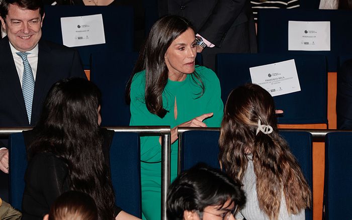 Doña Letizia hablando con unas chicas 