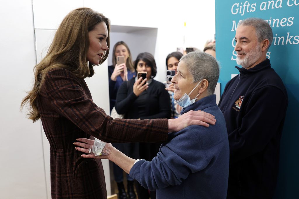 Kate Middleton visita el hospital en el que se trató de cáncer 