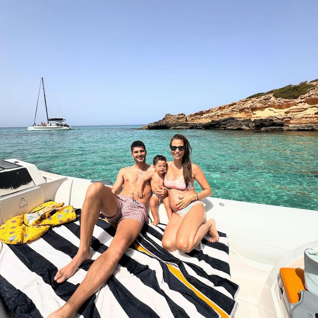 Lucía Villalón y Gonzalo Melero con su hijo de vacaciones en Mallorca