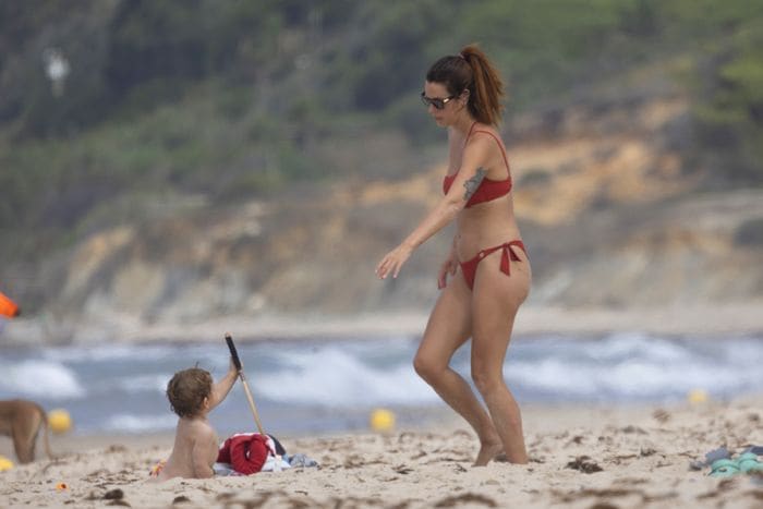 Laura Matamoros, en la playa con Benji Aparicio y sus dos hijos