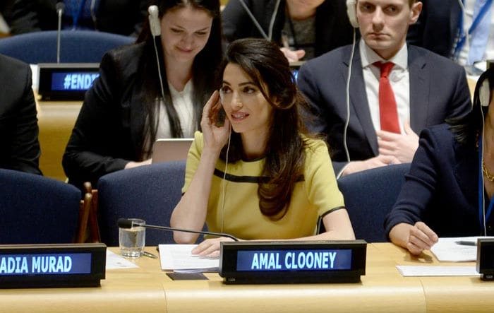 Amal Clooney espera gemelos