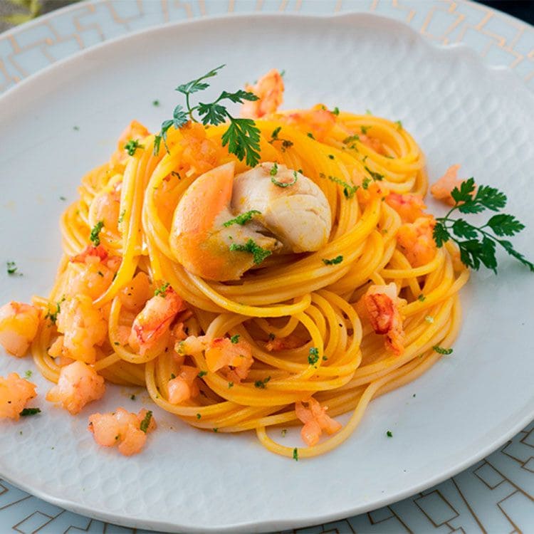 Espaguetis con gambas y vieiras al aroma de Campari