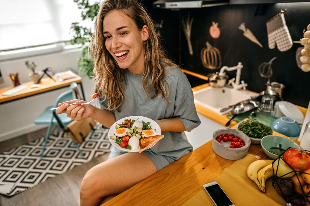 Mujer haciendo un desayuno saludable