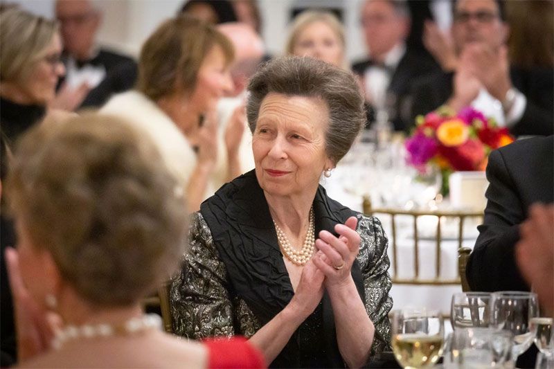 Princesa Ana con el collar de tres vueltas de la reina Isabel