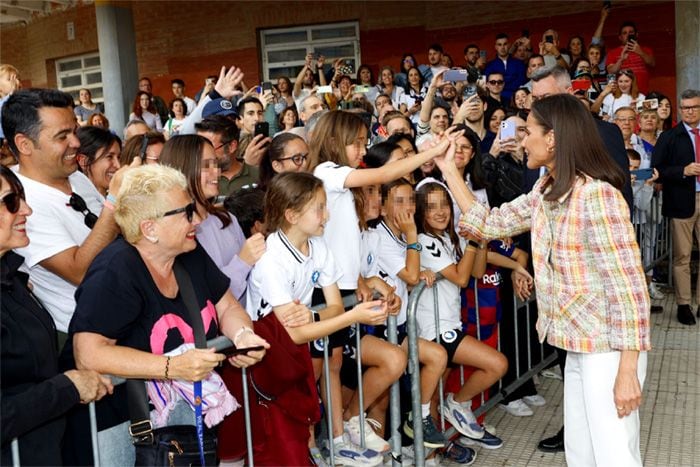 La Reina saluda a los niños