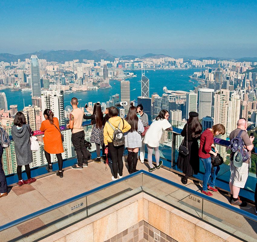 Turistas en un mirador sobre Hong Kong