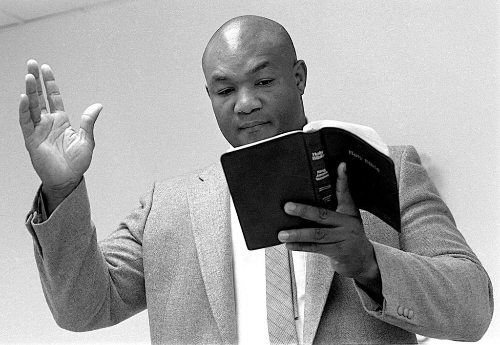 George Foreman cuando fue ordenado ministro de la Iglesia de Señor Jesús en Houston, en 1997