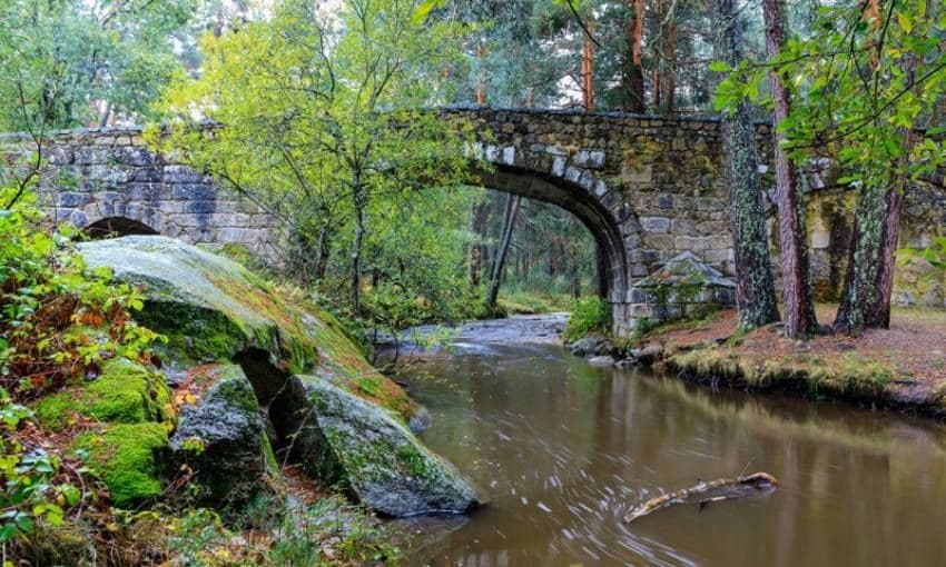 Puente sobre el río Eresma en el Parque Nacional de Guadarrama.