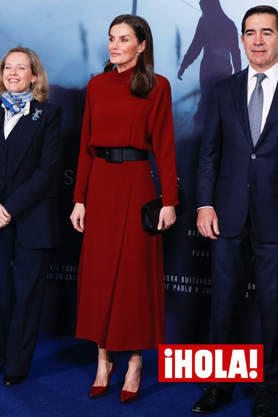 La reina Letizia recupera su vestido burdeos de Massimo Dutti