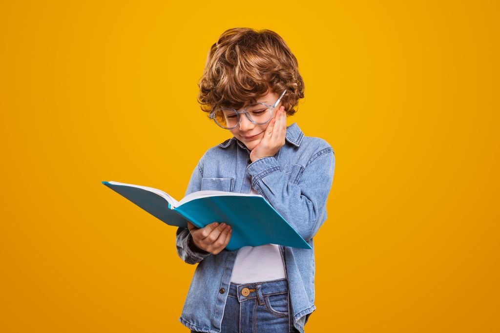 Niño con un libro estudiando