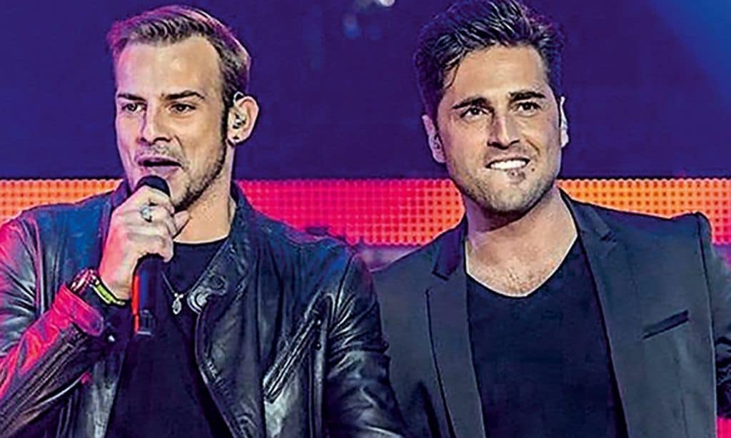 El cantante con David Bustamante, con el que interpretó la canción \'Dos hombres y un destino\'