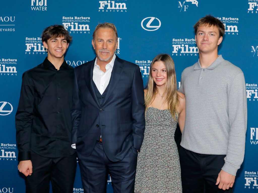 Kevin Costner con los tres hijos que tuvo con su ex Christine Baumgartner