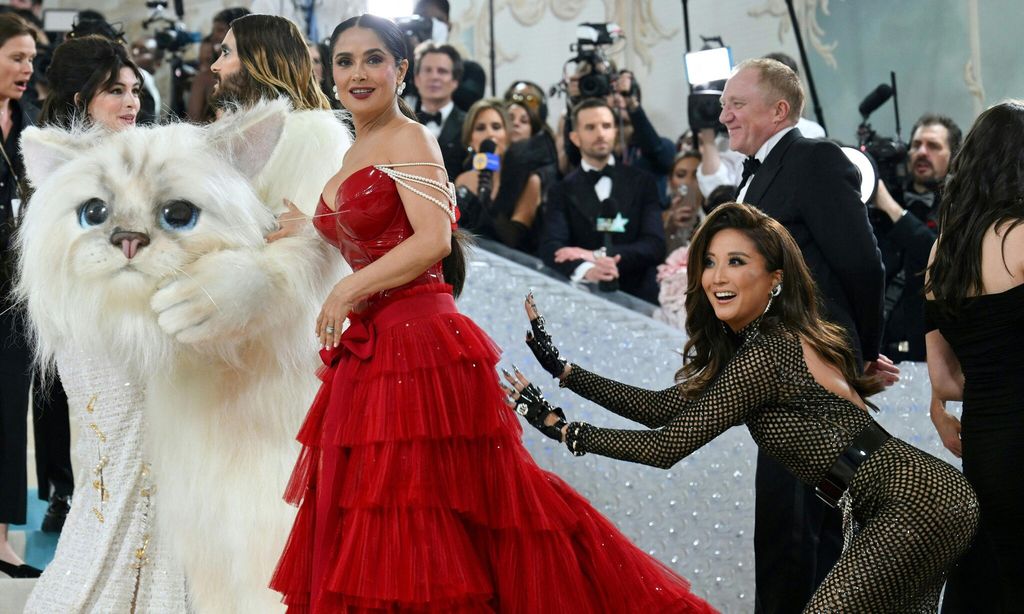 salma hayek y ashley park con jared leto