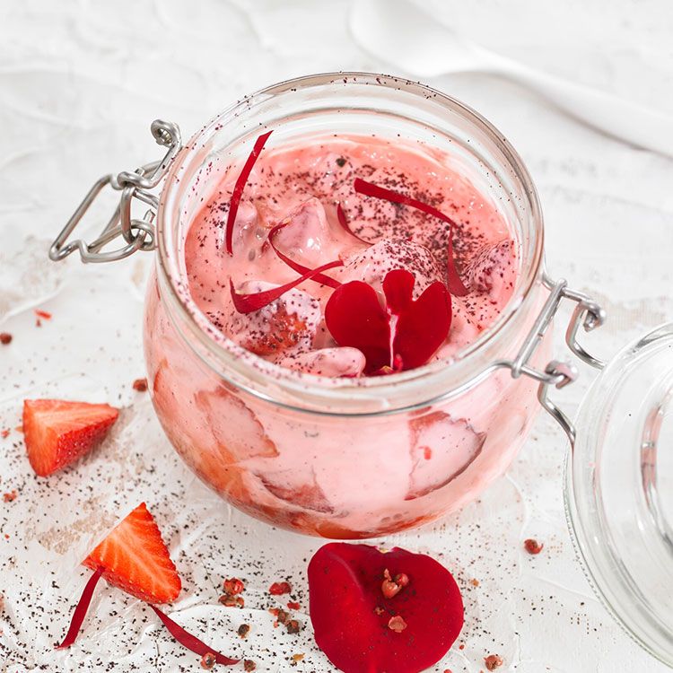 Yogur con fresas a la pimienta