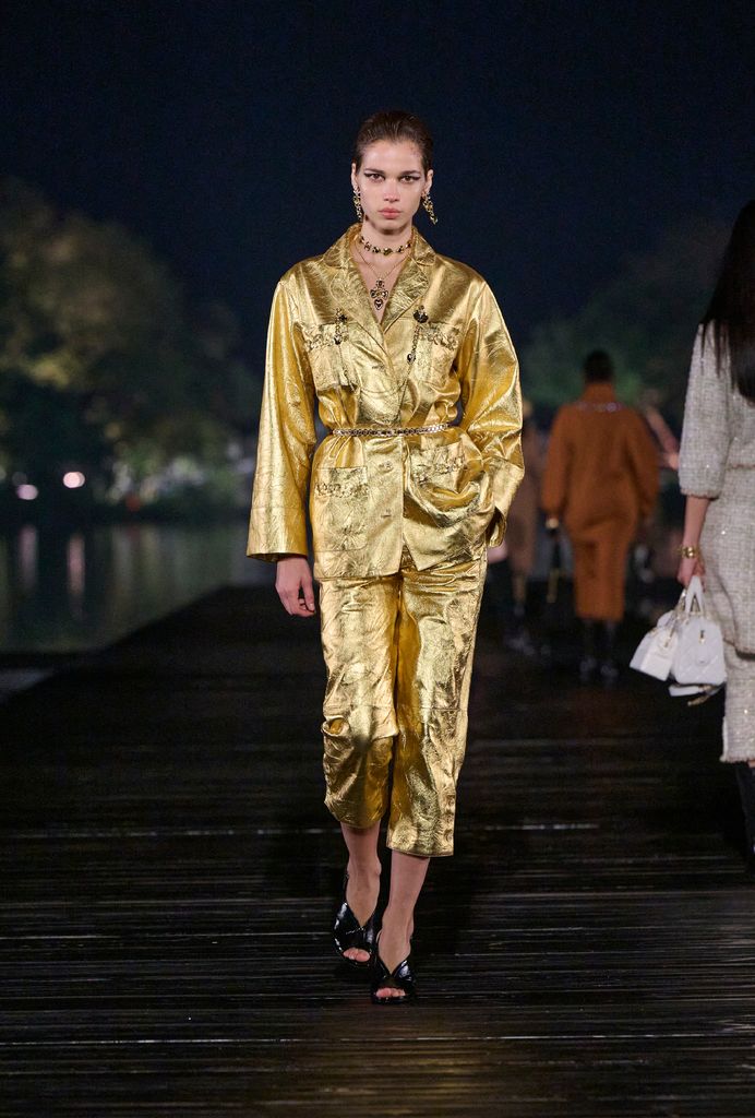 Desfile de CHANEL 2024/25 Métiers d’art en Hangzhou, China