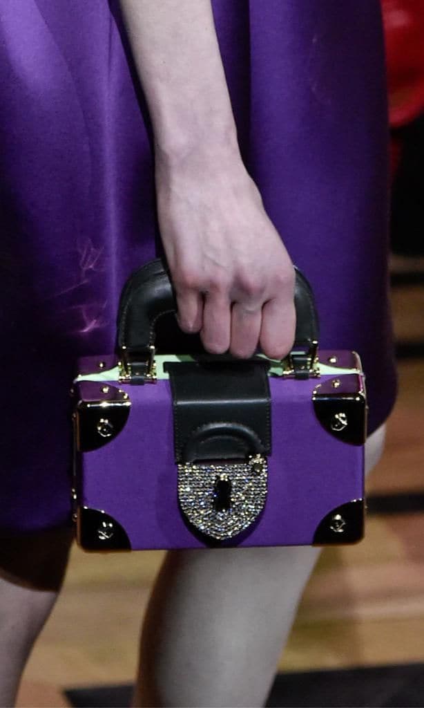 bolso morado de schiaparelli