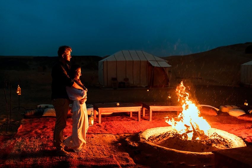 Pareja en un campamento en el desierto de Marruecos