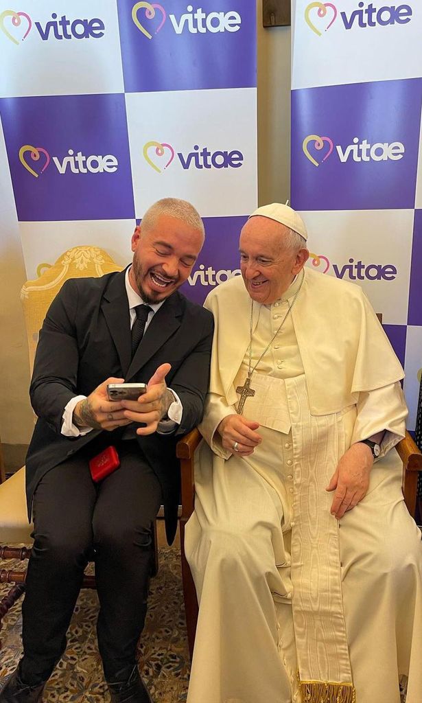 J Balvin y su divertido encuentro con el Papa Francisco