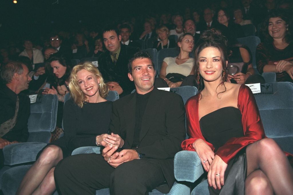 Melanie Griffith, Antonio Banderas y Catherine Zeta-Jones en la presentación de 'La máscara del zorro' en el Festival de Deauville en 1998Melanie Griffith, Antonio Banderas y Catherine Zeta-Jones en la presentación de 'La máscara del zorro' en el Festival de Deauville en 1998