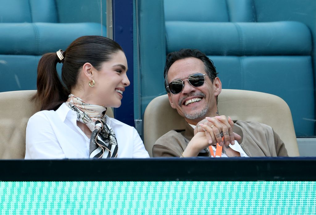 Marc Anthony y Nadia Ferreira en el Miami Open 2025