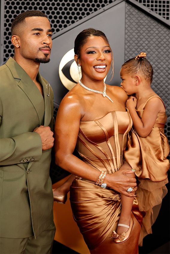 Victoria Monét con su pareja John Gaines y su hija en los premios Grammy