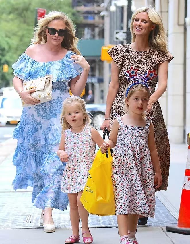 Nicky Hilton con su madre y sus dos hijas