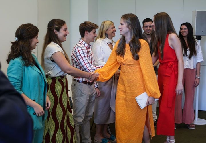 La princesa Leonor estrena un vestido de invitada rebajado con alpargatas en Girona