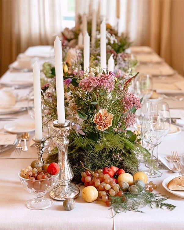 Mesa de boda de Berta con flores y frutas