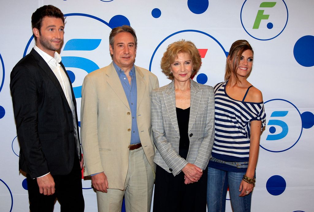 Amaia Salamanca con el reparto de la serie 'Felipe y Letizia' 