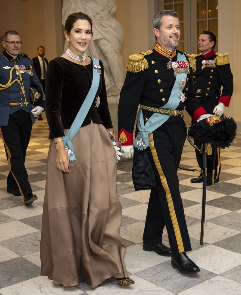 Mary de Dinamarca rescata su collar de aguamarinas y unos atrevidos zapatos de leopardo