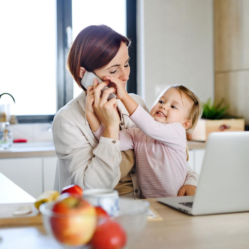 Niña intenta quitar el teléfono a su madre