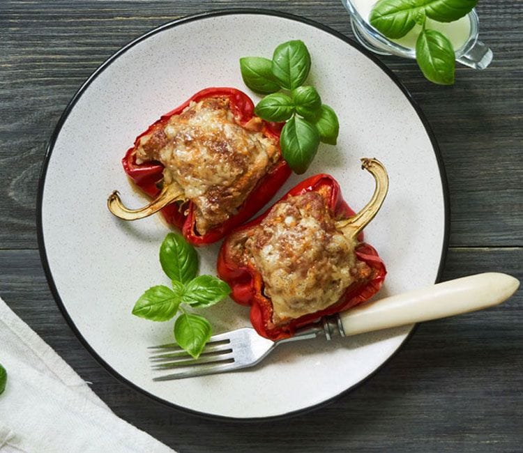 Pimientos asados rellenos de carne y queso