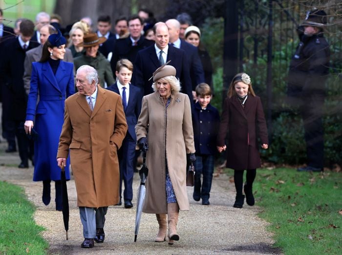 Carlos III y la reina Camilla, a la cabeza de la Familia Real británica