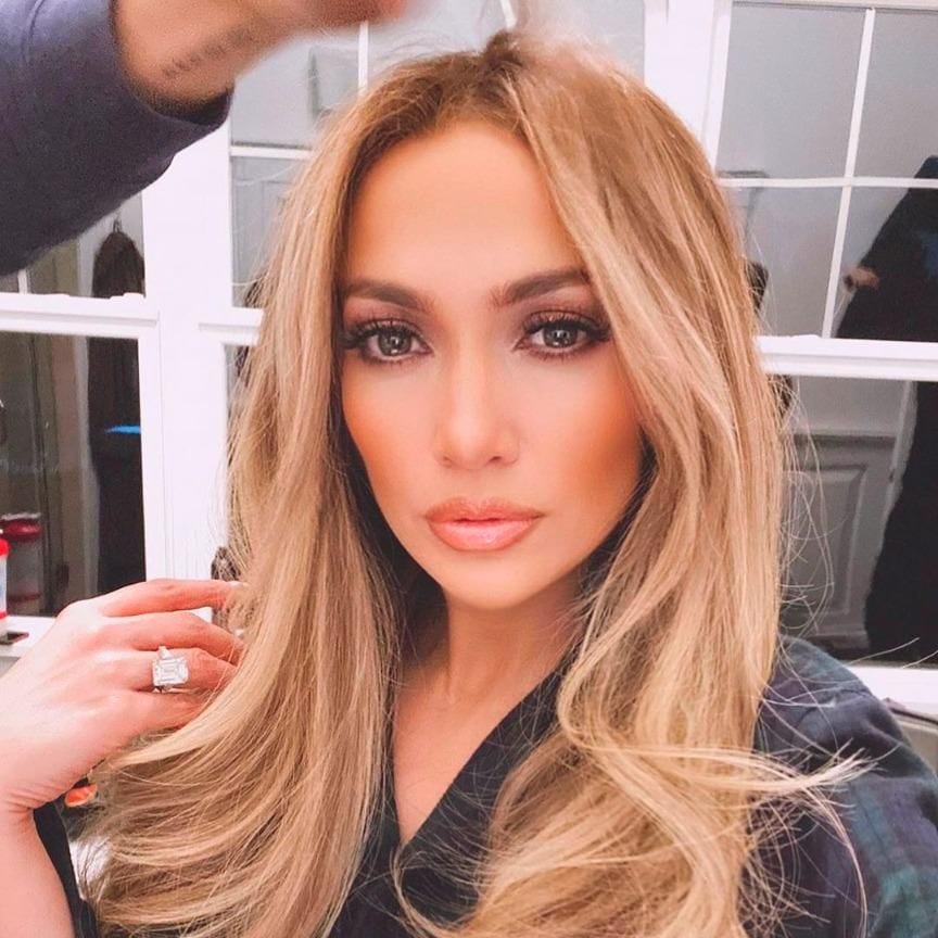 jennifer lopez on cabello suelto ondas y raya en el medio